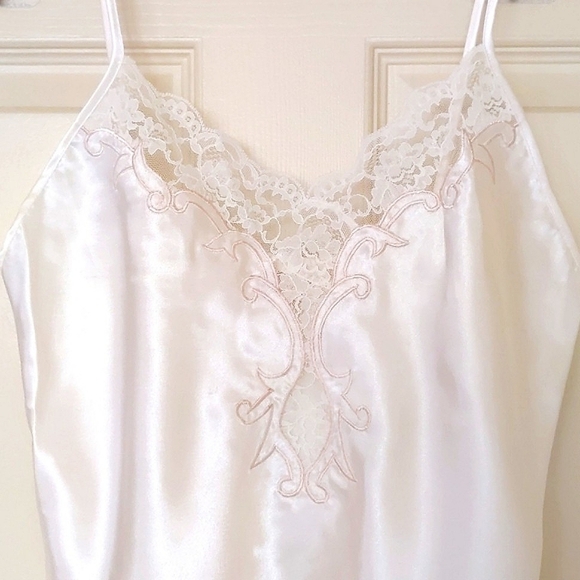 NWT. Victoria's Secret Cream Satin Embroidery and Lace Cami and Robe Set. - Picture 6 of 10